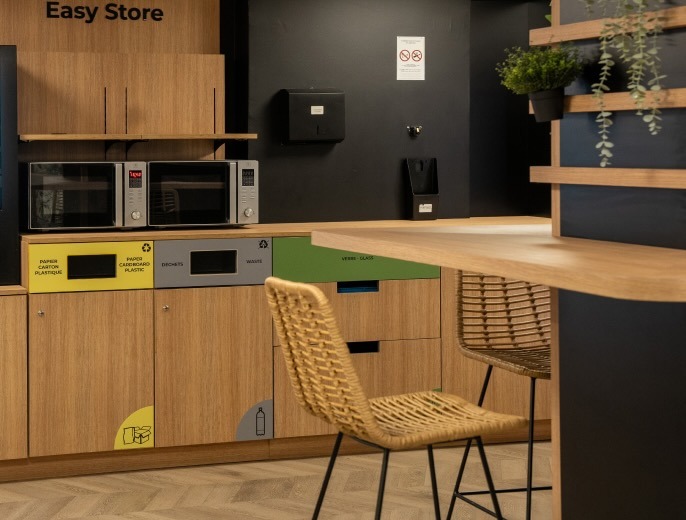 Mobilier point de vente durable avec bac de tri